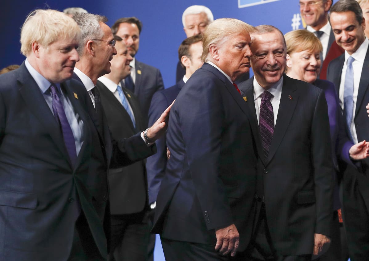Nato-johtajia yhteiskuvassa Lontoon tapaamisessa.