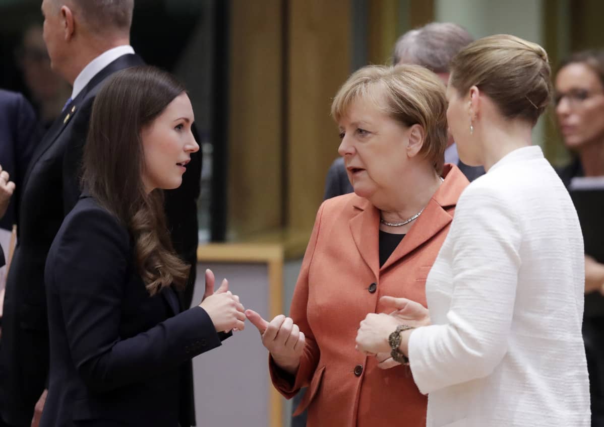 Pääministeri Sanna Marin keskusteli EU-huippukokouksessa Saksan liittokanslerin Angela Merkelin ja Tanskan pääministerin Mette Frederiksenin kanssa.