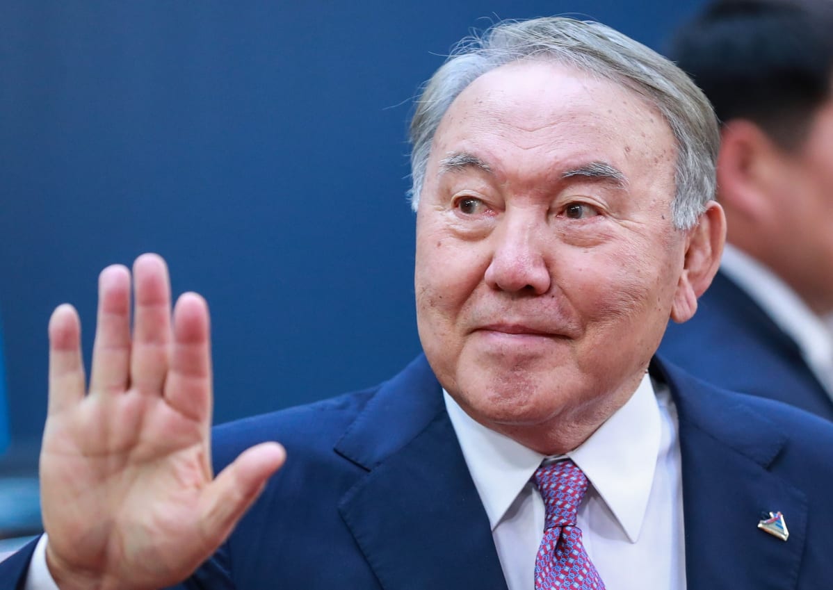 Nursultan Nazarbajev nousi Kazakstanin johtoon ennen kuin se itsenäistyi Neuvostoliitosta ja oli itsenäisen maan ensimmäinen presidentti. Hän ilmoitti tiistaina siirtyvänsä syrjään.