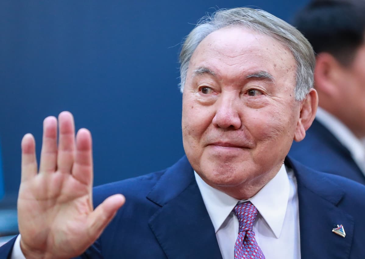 Nursultan Nazarbajev nousi Kazakstanin johtoon ennen kuin se itsenäistyi Neuvostoliitosta ja oli itsenäisen maan ensimmäinen presidentti. Hän ilmoitti tiistaina siirtyvänsä syrjään.