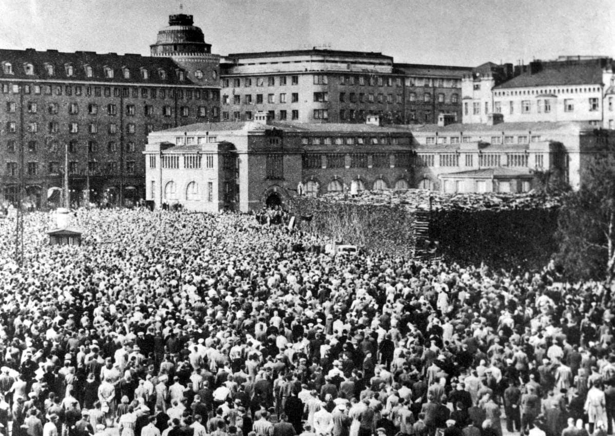 Suomien neuvostoliiton rauhan ja ystävyyden seuran mielenosoittajia Hakaniemen torilla.