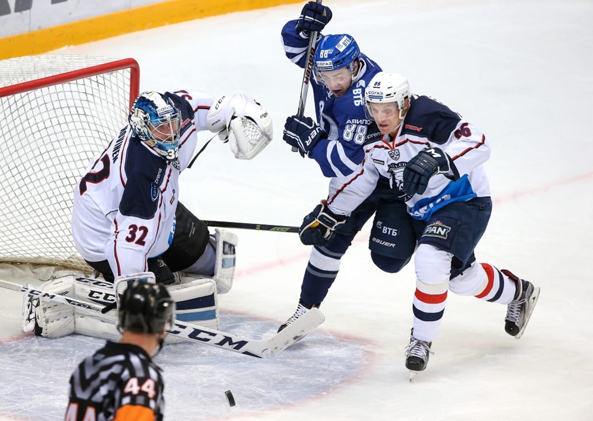Niko Hovinen Medvescak Zagrebin maalilla.