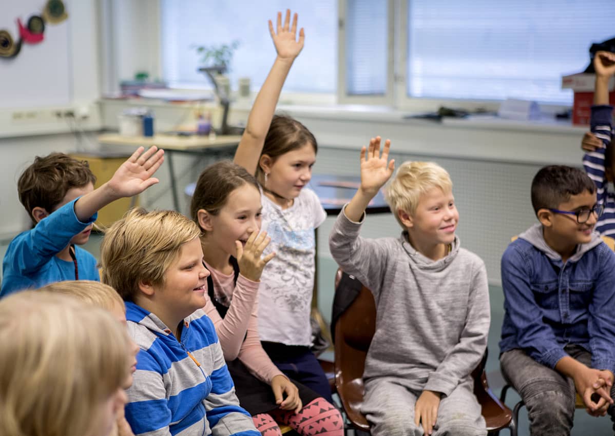 Oppilaat viittaavat.