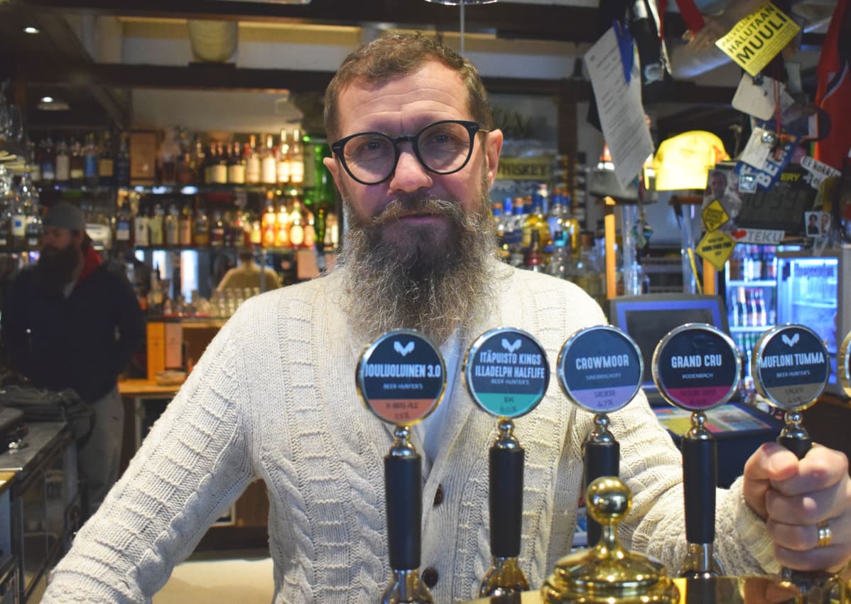 Panimoravintola Beer Huntersin ravintoloitsija Mika Tuhkanen.