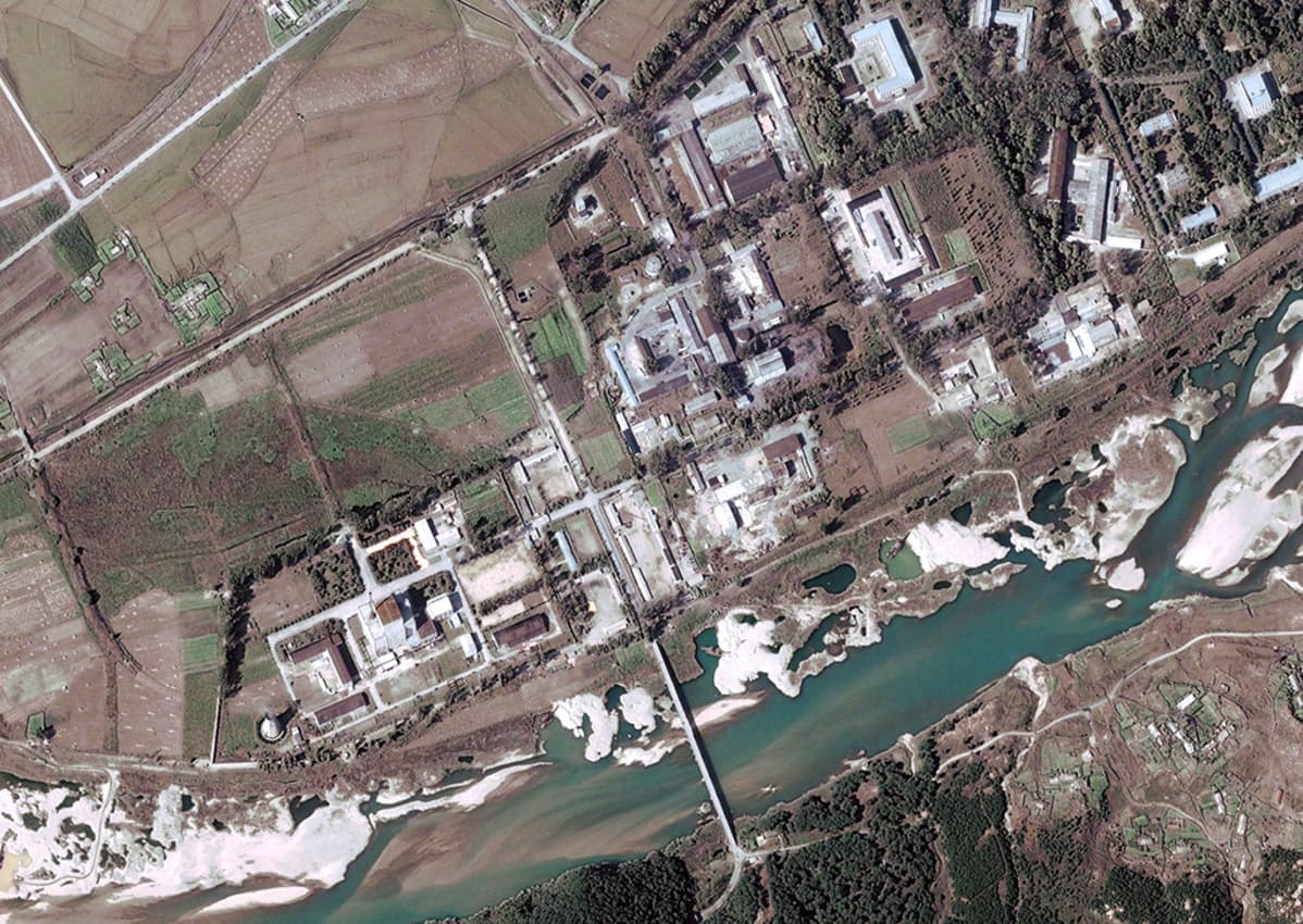 Ilmakuva Pohjois-Korean Yongbyonin ydinvoimalasta 29. syyskuuta 2004.