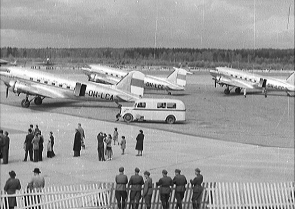 Vanhoja DC 3 koneita kentällä.