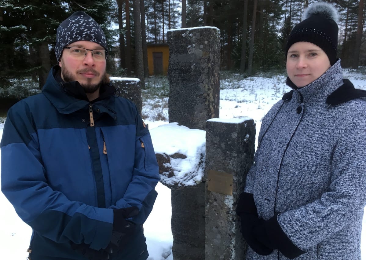 Jari Halme ja Sari Leppiniemi Petäjäsaaren muistomerkillä.