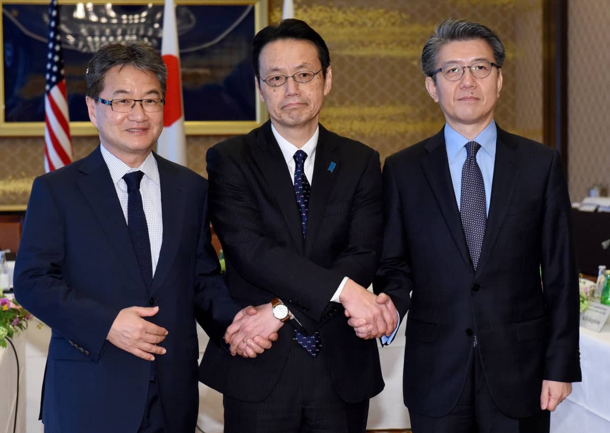Yhdysvaltojen, Etelä-Korean ja Japanin edustajat neuvottelivat Pohjois-Korean tilanteesta 25. huhtikuuta 2017.