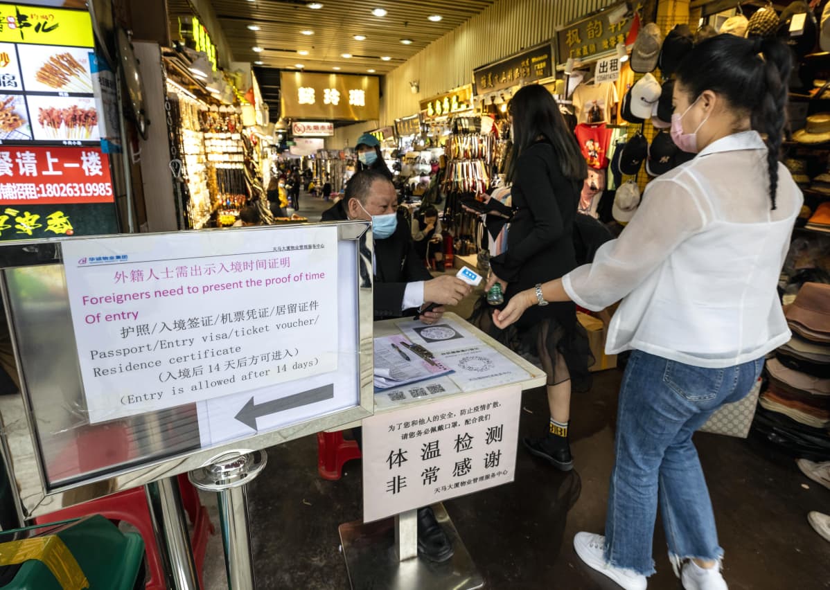 Guangzhoussa sijaitsevan ostoskeskuksen ovella on kyltti, jossa kerrotaan sisäänpääsyn erityisvaatimuksista ulkomaalaisille asiakkaille.