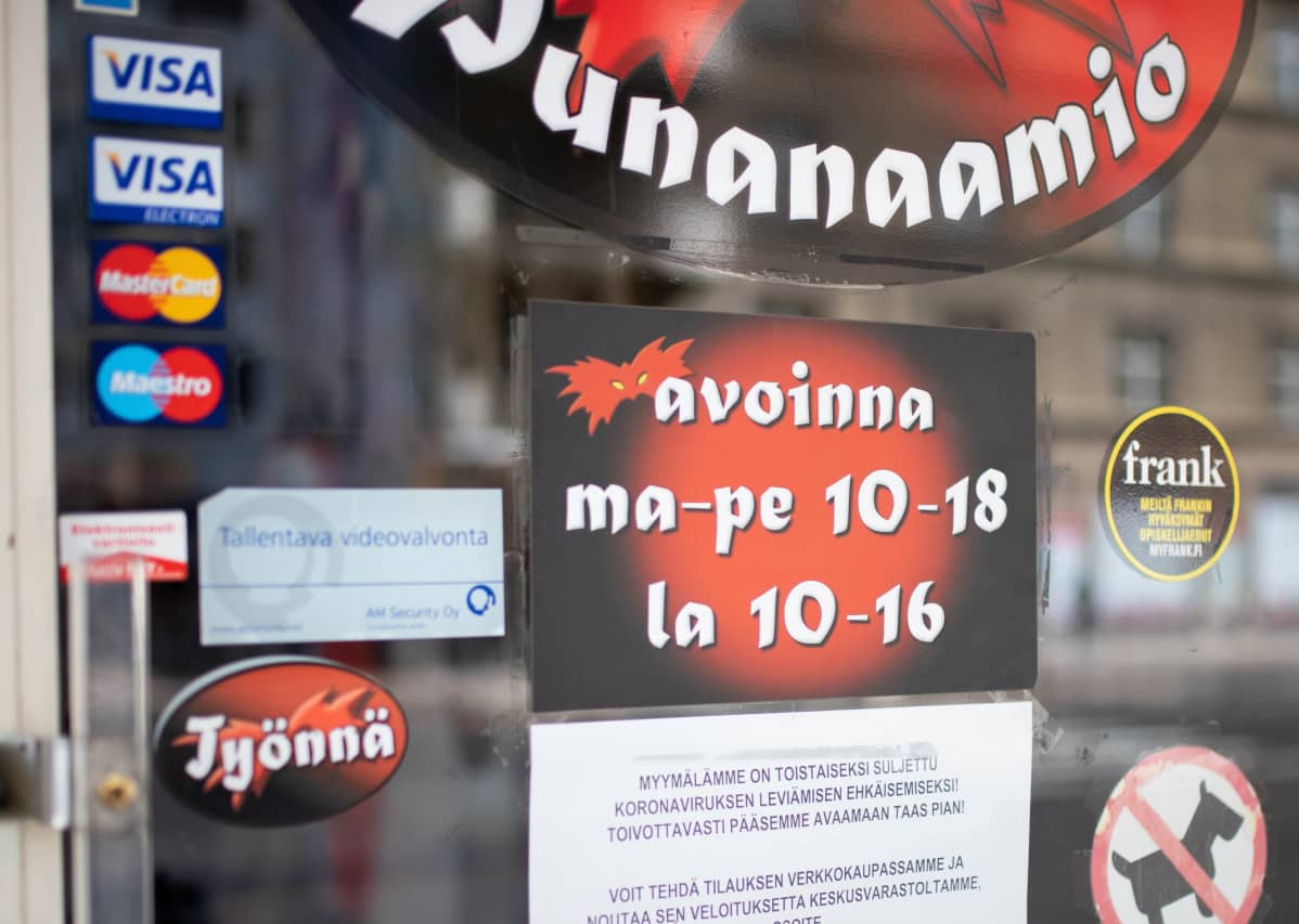 Punanaamio on sulkenut iikkeensä koronaviruksen leviämisen ehkäisemiseksi.