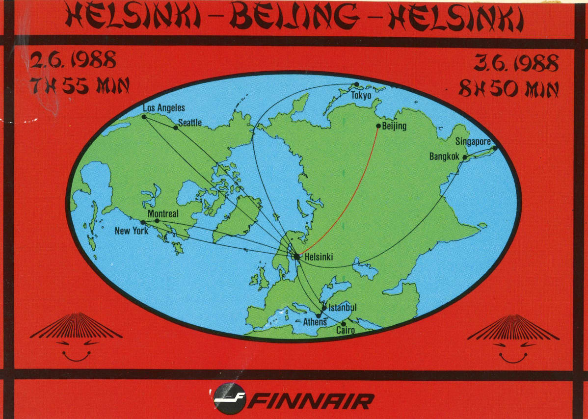 Kuvassa Finnairin mainospostikortti, jossa on maapallon kartta. Siihen on viivat Finnairin lentoreittejä kuvaavat viivat.
