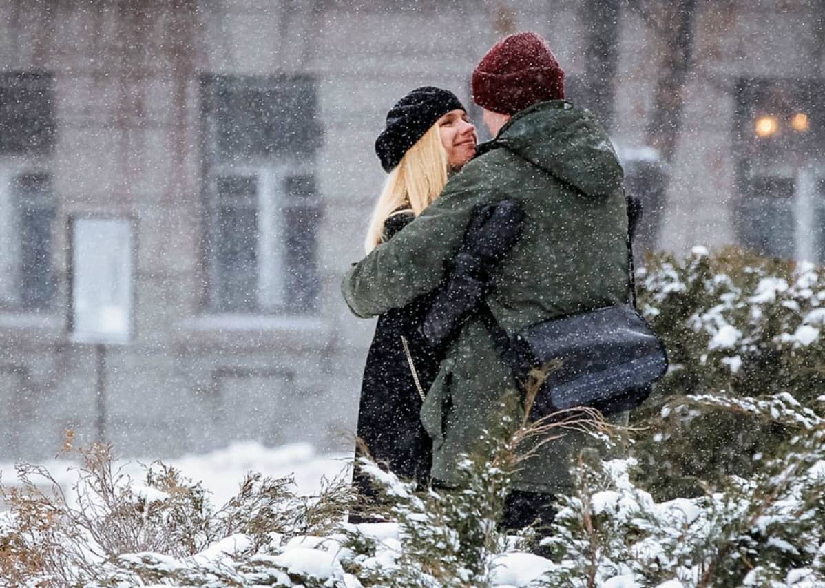 Kvinna och man kramas.