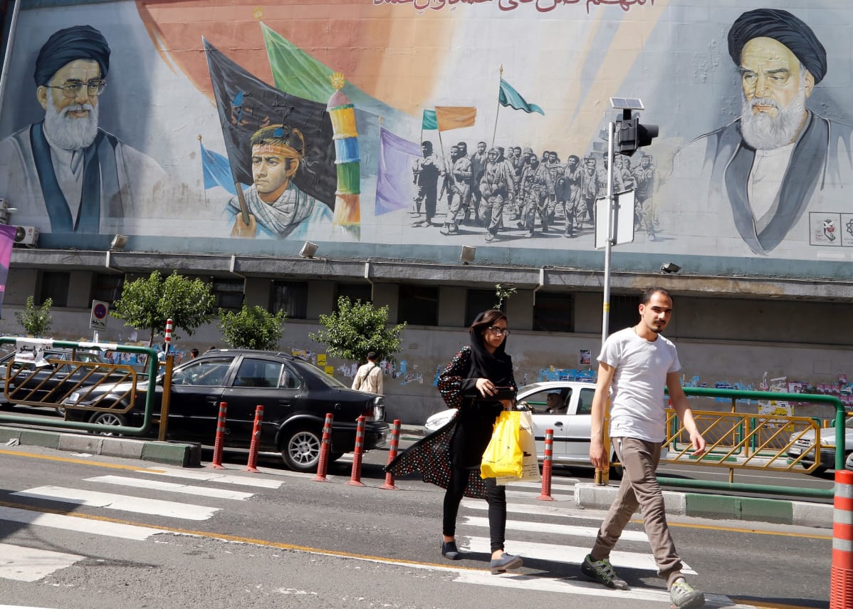 Iranin korkeimman johtajan, ajatolla Ali Khamenein ja hänen edeltäkänsä Ruhollah Khomeinin kuvat