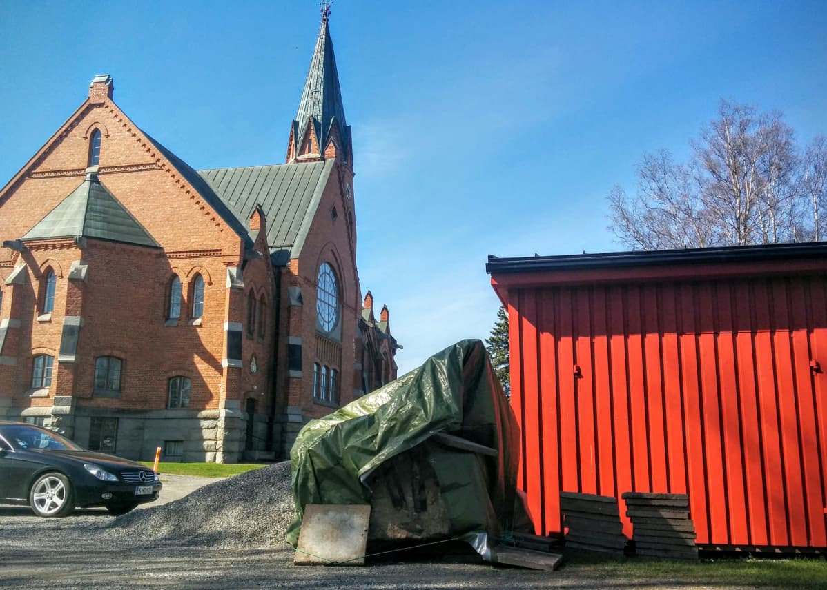 Lento-onnettomuuksissa kuolleiden muistomerkki on siirretty kauhavan kirkon pihamalle ja peitelty pressulla.