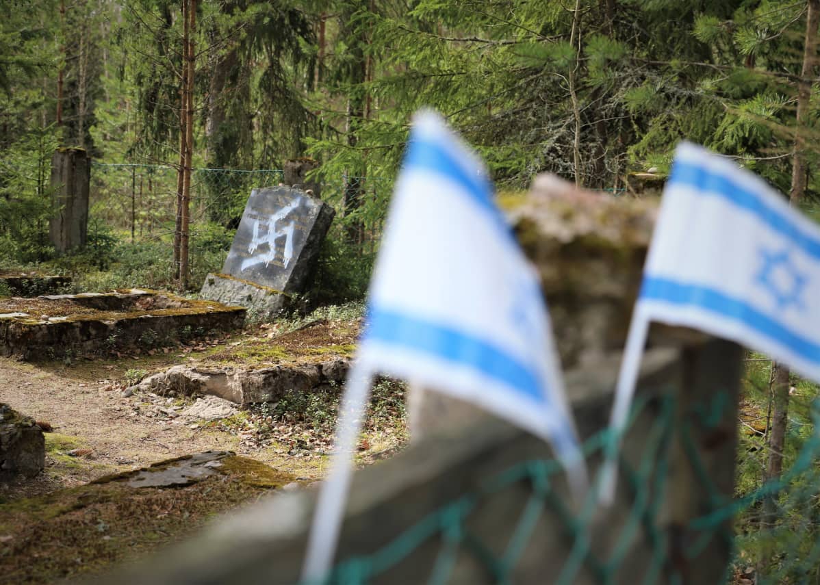 Töhritty jautakivi Juutalaisten hautausmaalla Haminassa.