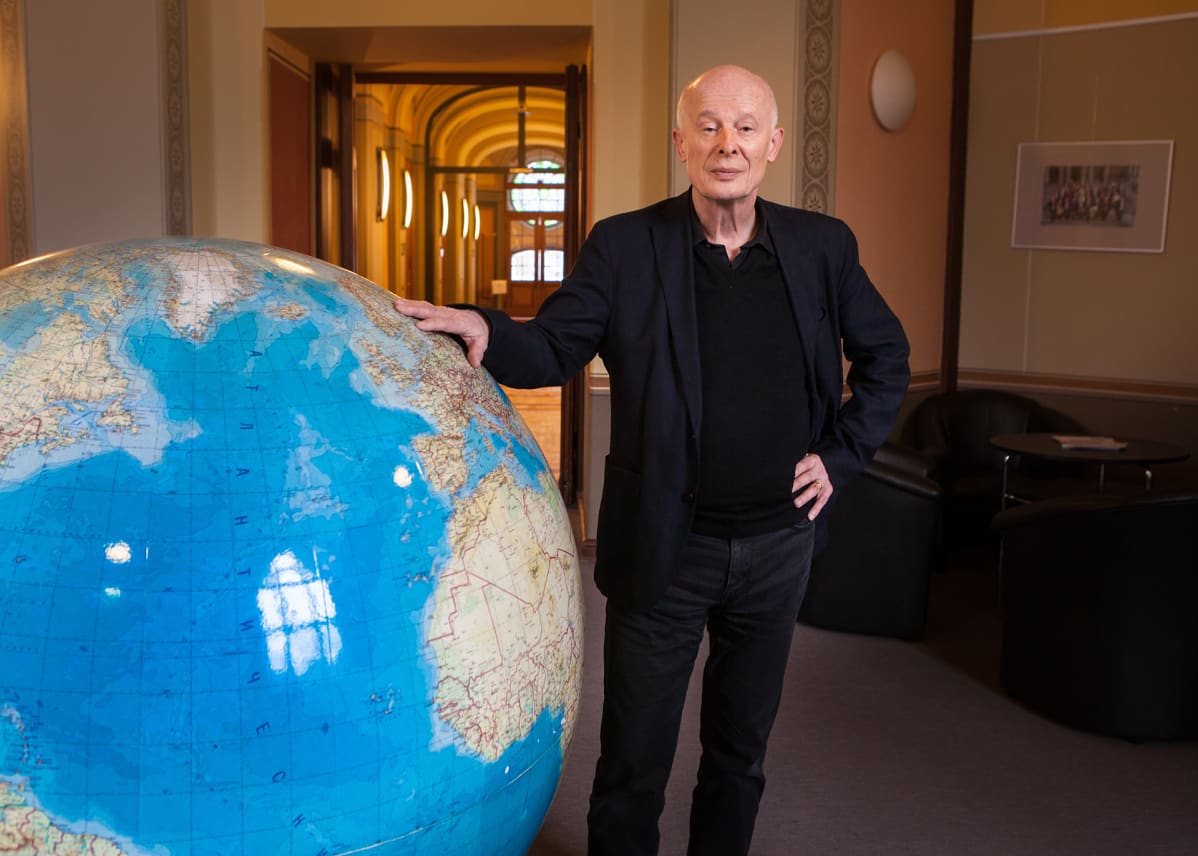 Professori Hans Joachim Schellnhuber tutkii ilmastomuutosta Potsdamissa. Hän varoittaa, että ilmastomuutos ei odota.