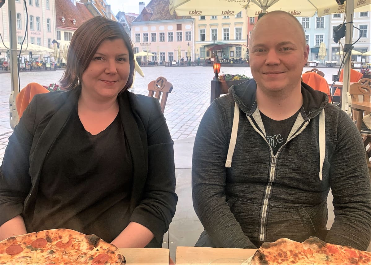 Vantaalaiset Hanna Tuomikoski ja Sami Riihijärvi aikoivat ostaa maanantain Tallinnan-matkalta juhannusjuomat.