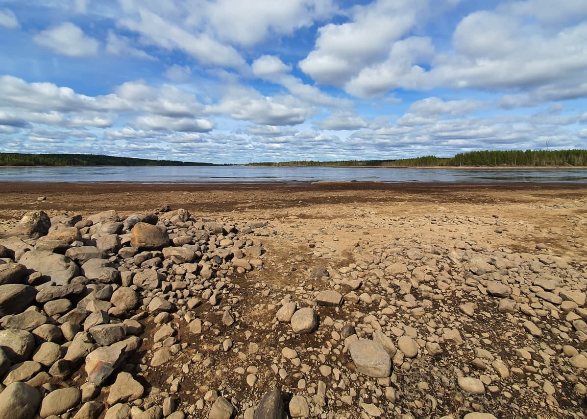 Valajaskosken voimalaitoksen yläpuolella vedenpintaa laskettiin tulvavaraksi. 30.5.2020