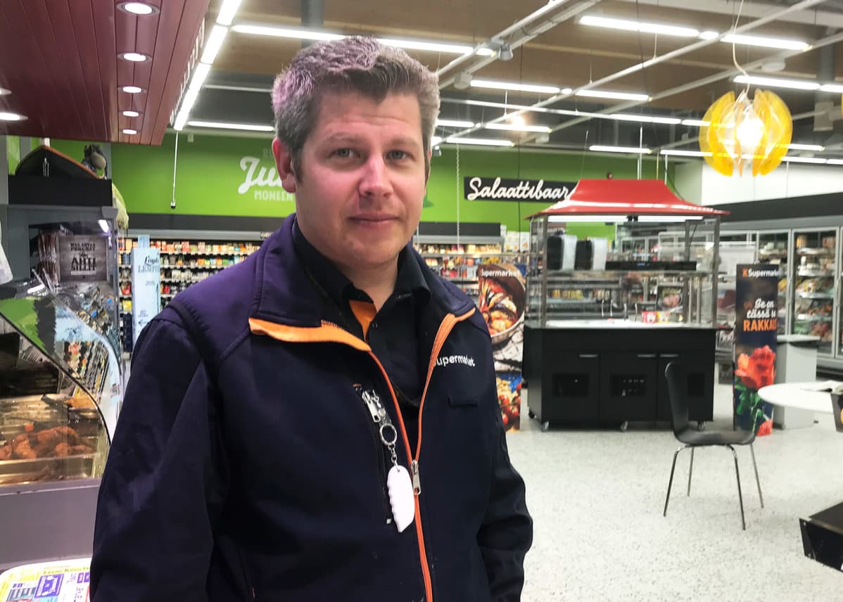 Sodankyläläinen kauppias Mikko Laine seisoo kaupassaan.