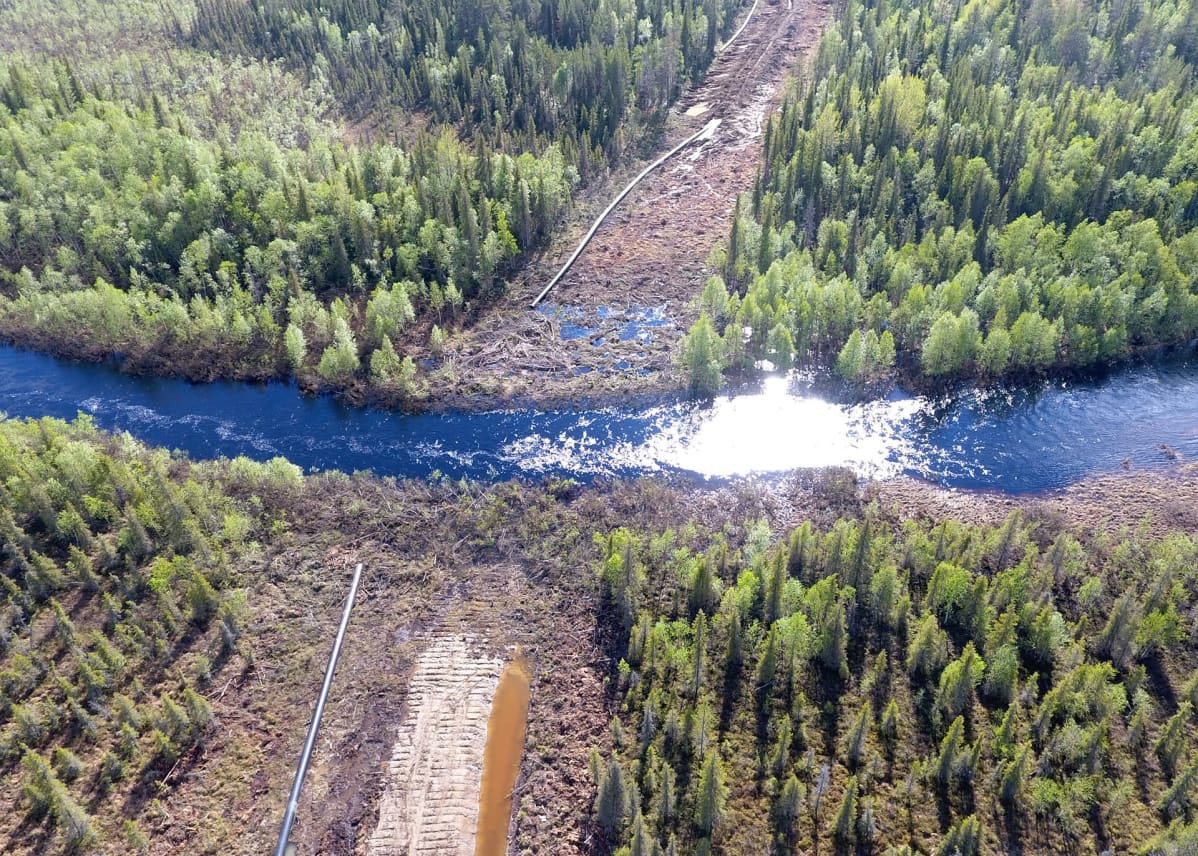 Suurikuusikon kultakaivoksen purkuputkea rakennetaan.