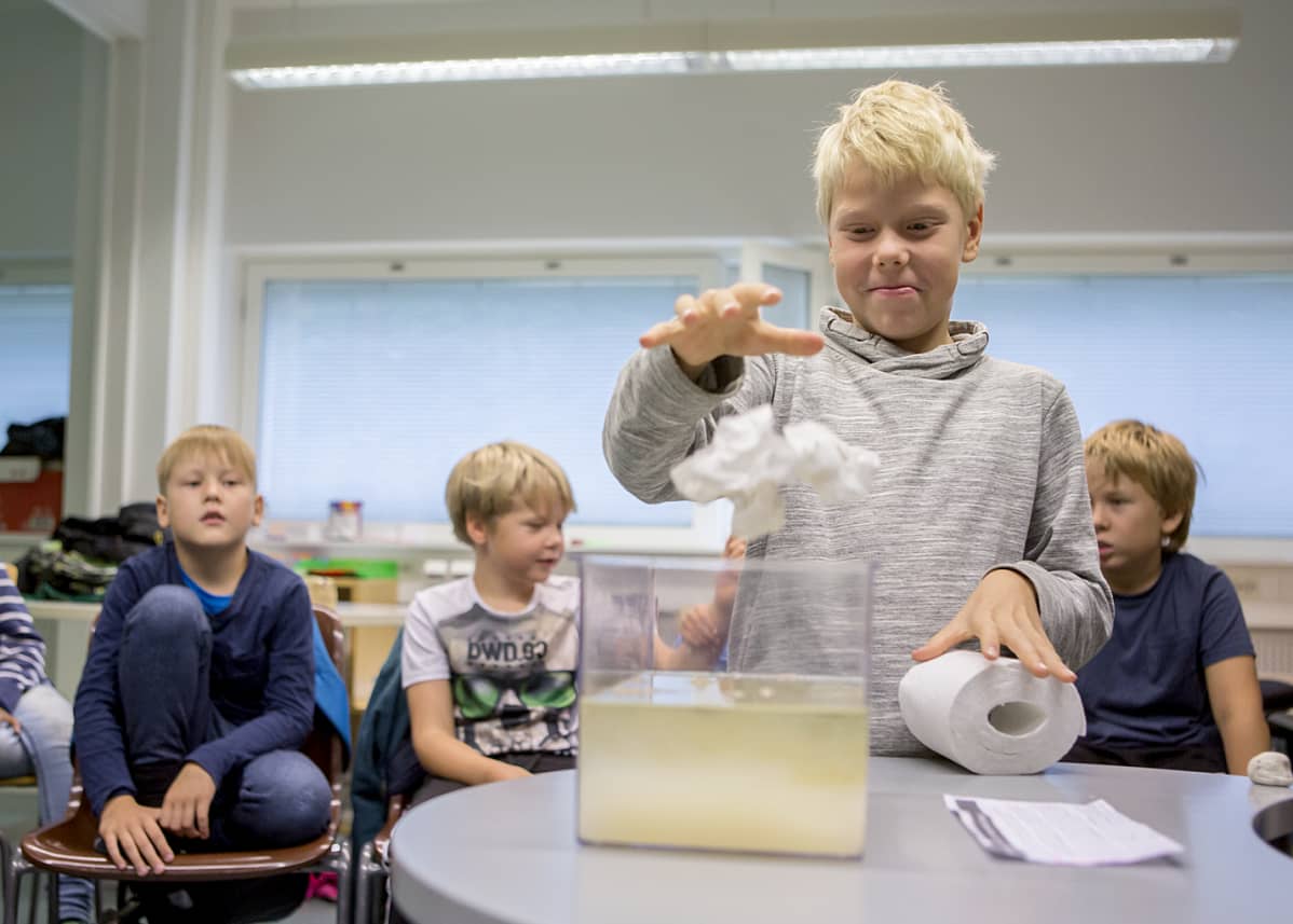Nick Riihelä sai heittää vessapaperia astiaan, jolla näytetään oppilaille millaista vettä kodin viemärissä virtaa.