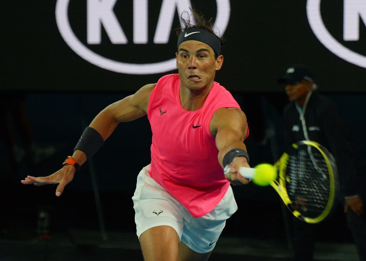 Rafael Nadal kurkottaa palloon.