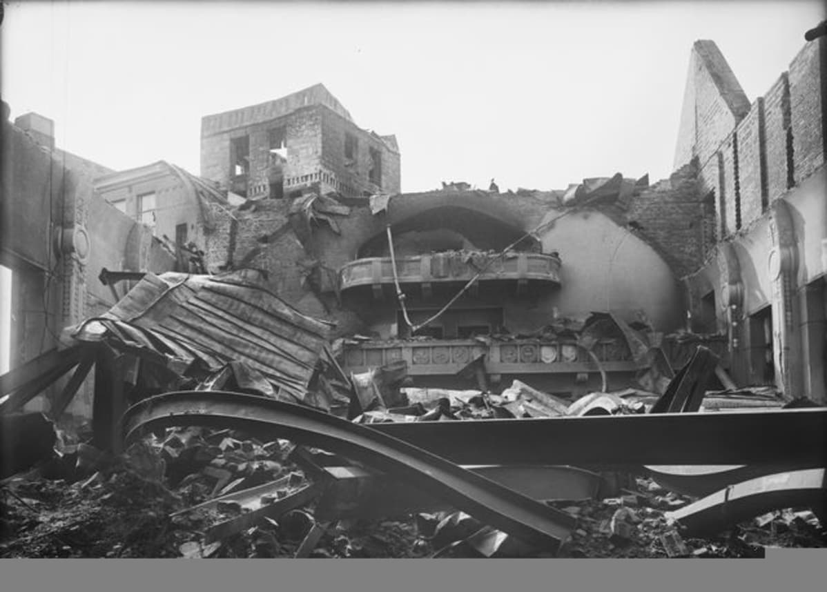 Työväentalon juhlasalin ja Paasitornin tuhoja 1918.