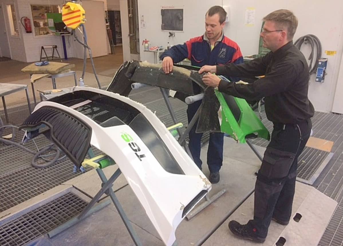 miehet auton maskien ja puskureiden äärellä korjaushallissa, rallimekaanikot, Tommi Mäkinen Racing Oy, Kouvolan ammatillinen aikuiskoulutuskeskus, Sven Andevei ja kouluttaja Pasi Kahelin