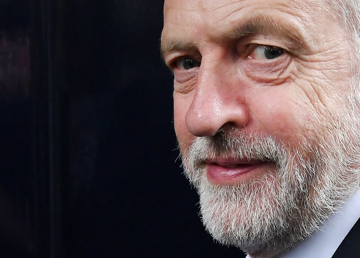 Jeremy Corbyn katsoo suoraan kameraan