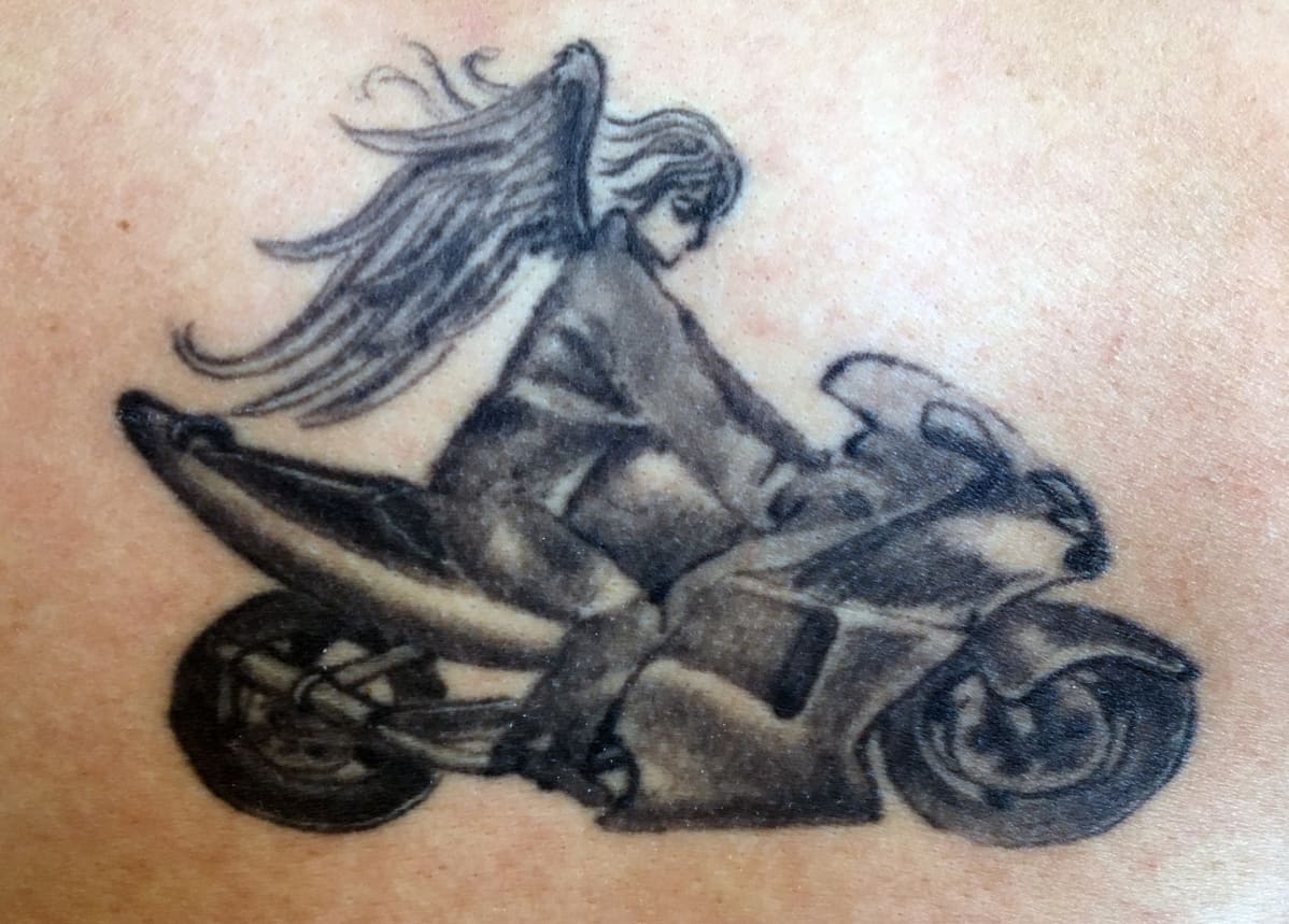 Enkeli ajaa moottoripyörällä tatuoinnissa