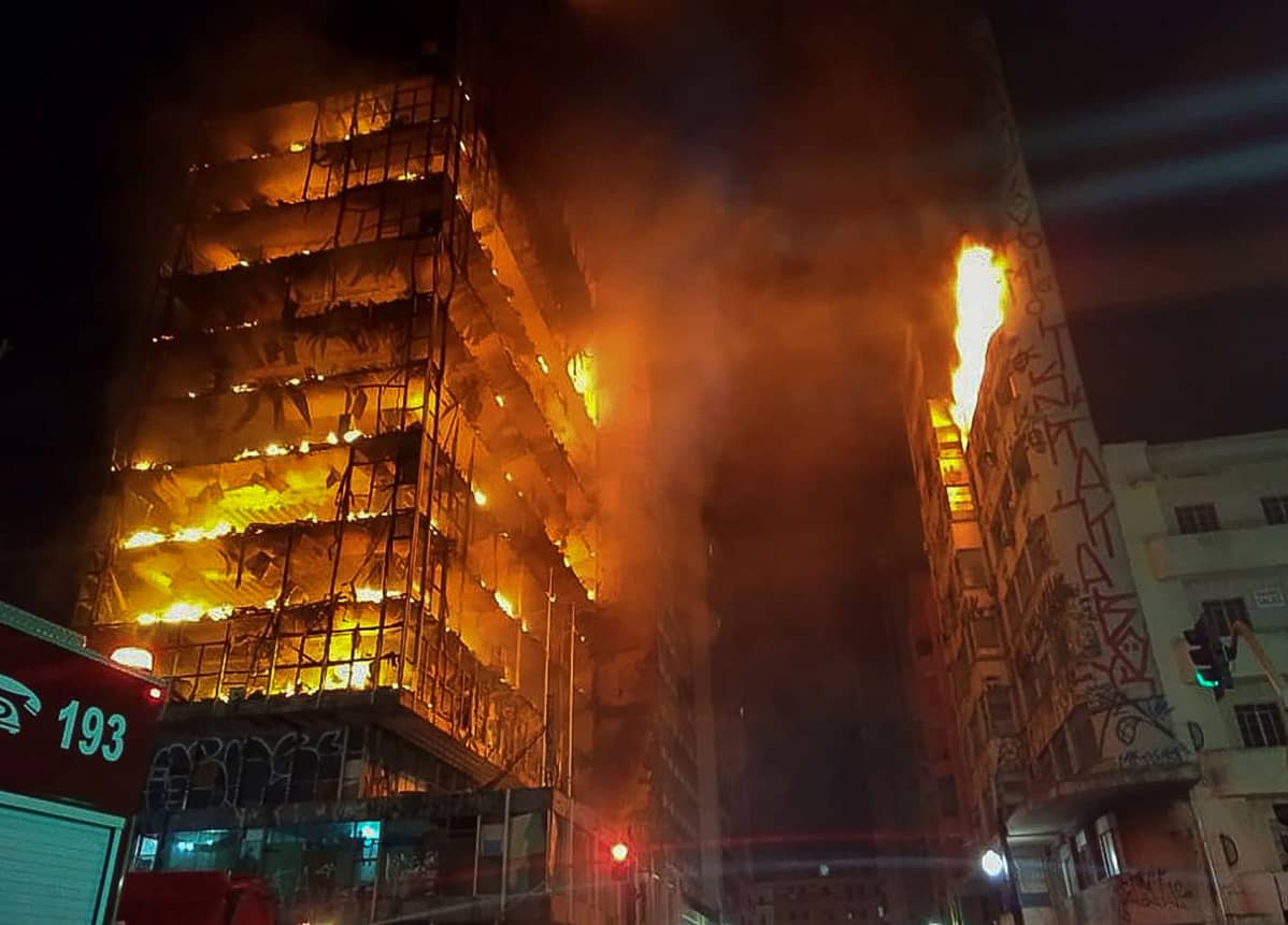Sao Paulossa oleva tornitalo liekeissä.