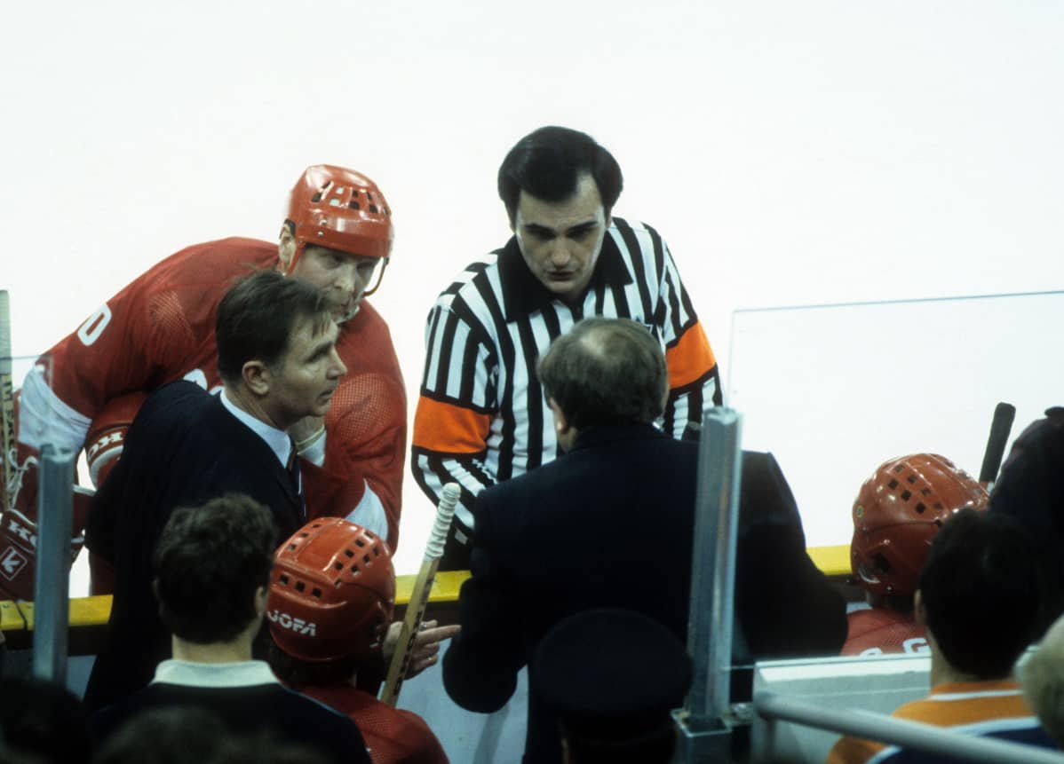 Viktor Tihonov (vas.) vuonna 1982.