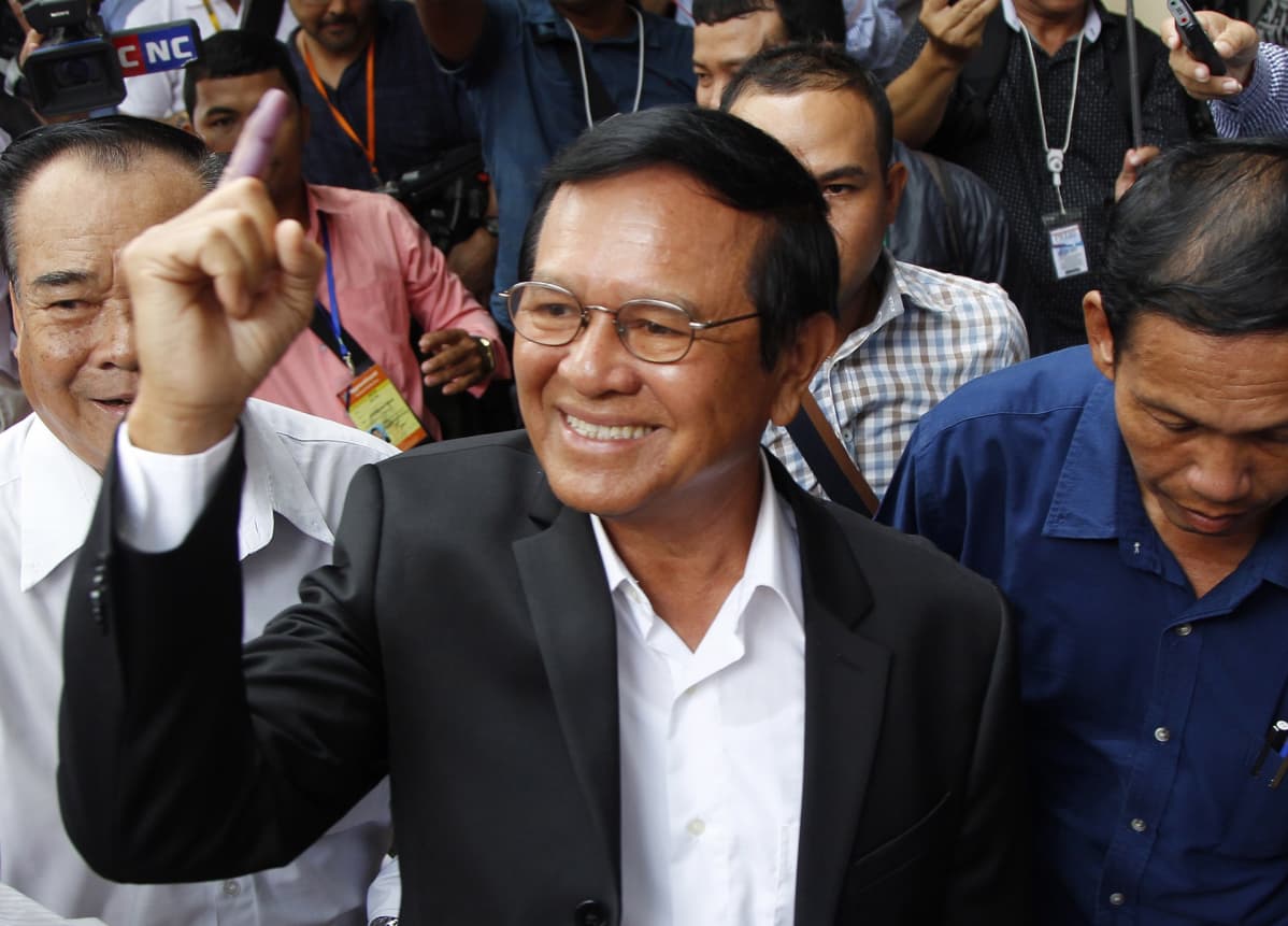 Kambodžan kansallisen pelastuksen puolueen johtaja Kem Sokha ihmisten ympäröimänä.