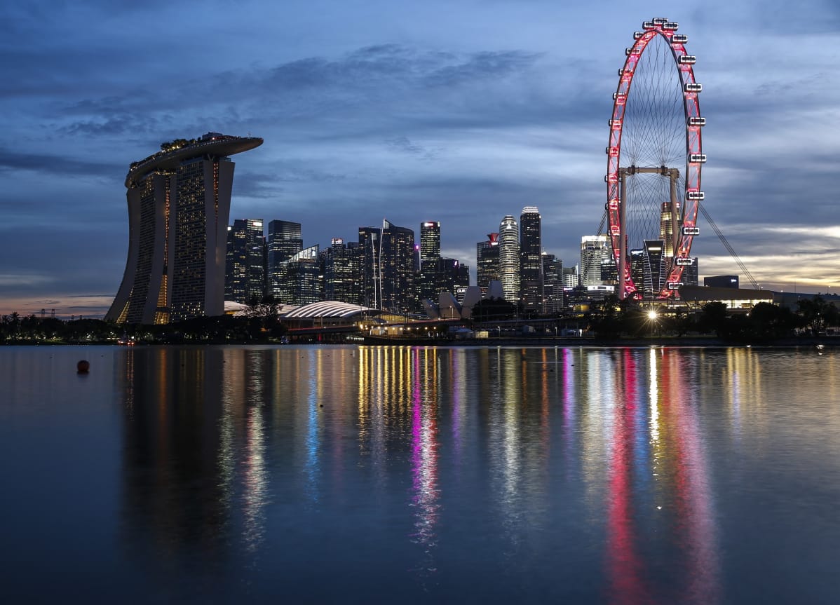 Marina Bay Sands hotelli ja SIngapore Flyer -maailmanpyörä maan pääkaupungissa.