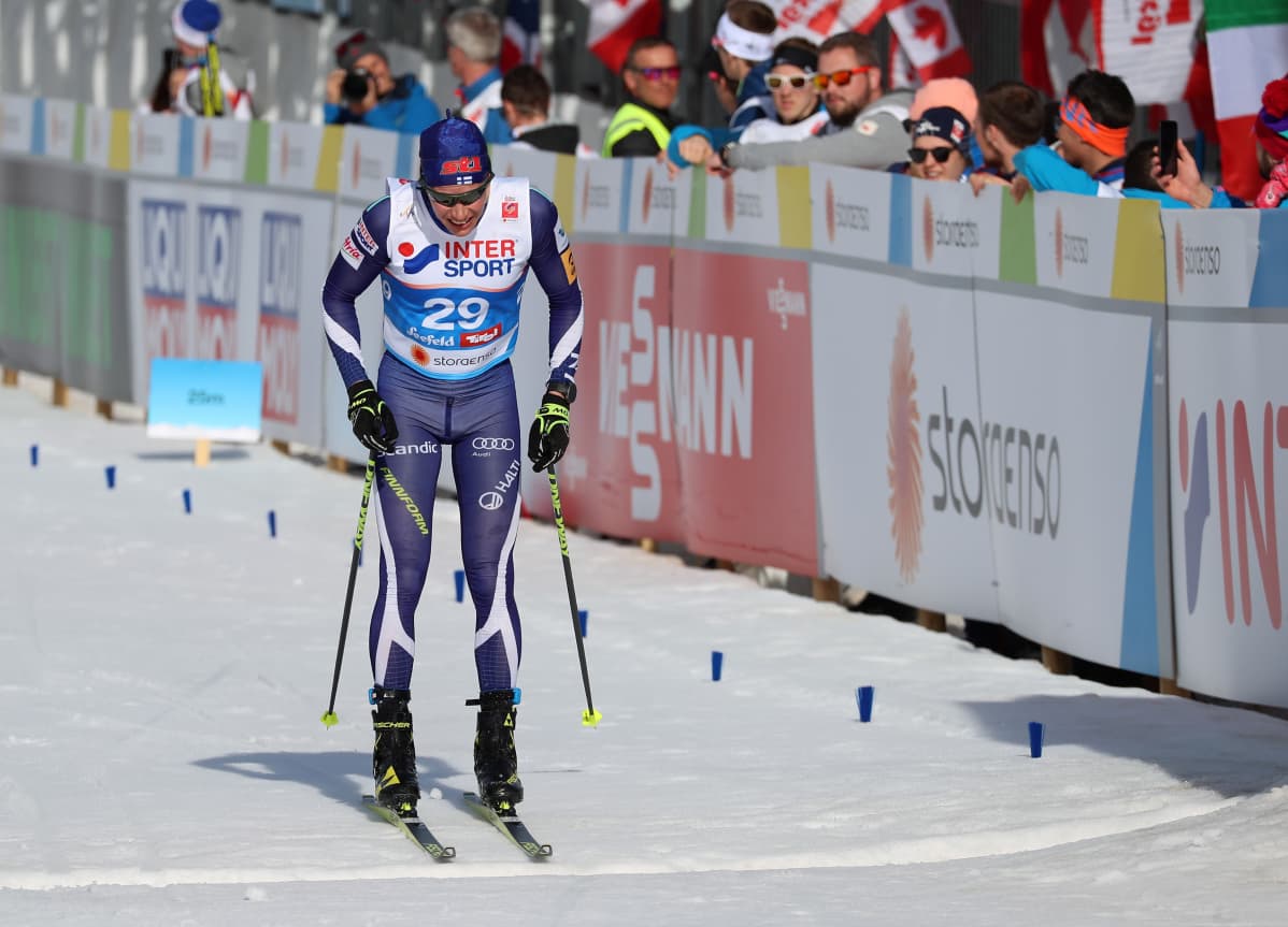 Matti Heikkinen ylittää maaliviivan Seefeldin MM-kisojen 50 kilometrin kilpailussa.