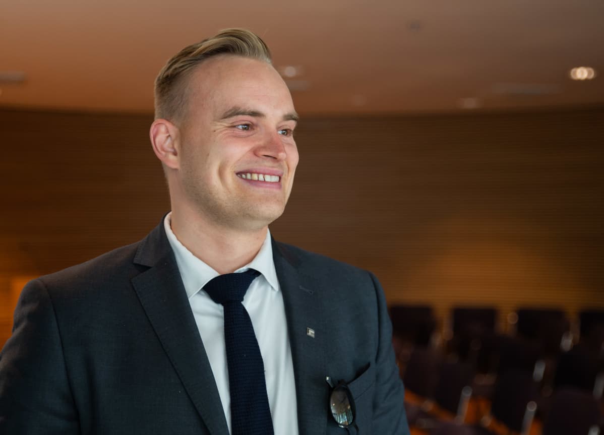 Vihreiden kansanedustaja Atte Harjanne Eduskunnan Pikkuparlamentissä.