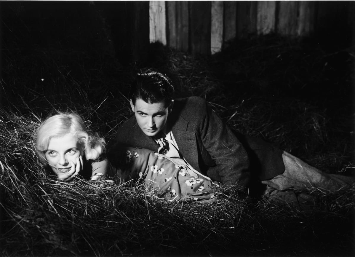 Regina Linnanheimo ja Otso Pera elokuvassa Nuorena nukkunut (1937).