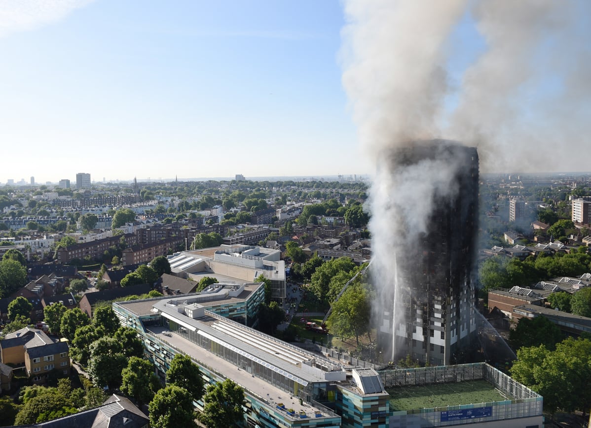 Grenfell Tower palaa.