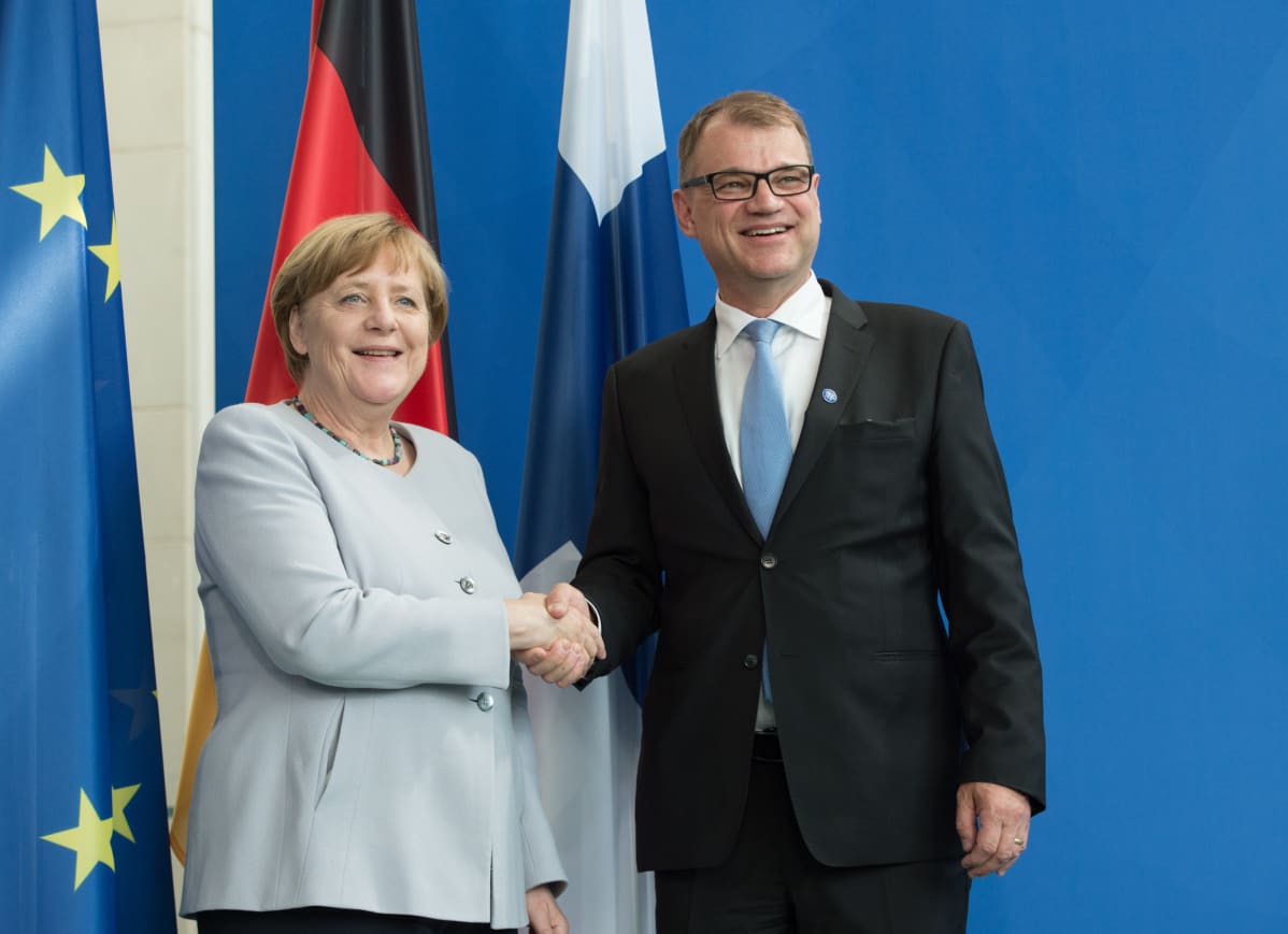 Reissun päällä. Matkoilla kuluu pääministerin tehtävässä paljon aikaa. Saksan liittokansleri Angela Merkel ja Juha Sipilä tapasivat Berliinissä kesällä 2017