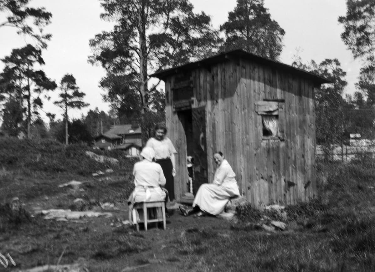 Historiallisessa kuvassa on asuntona käytetty vaja Helsingissä vuonna 1924.