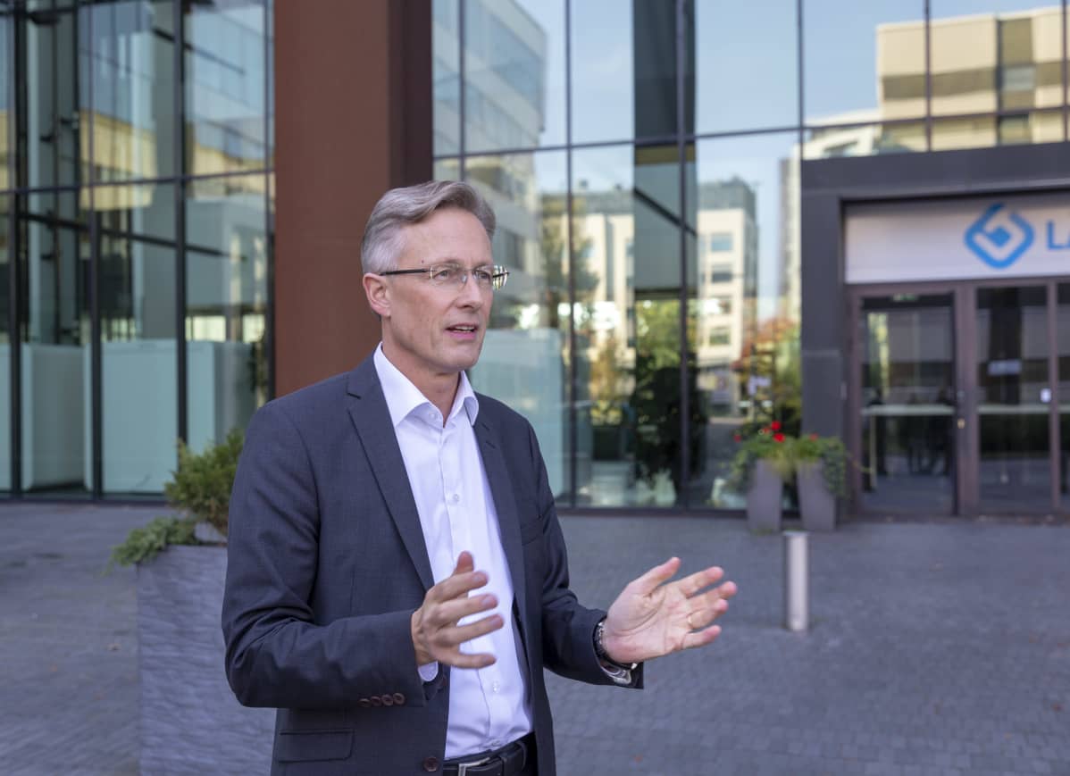 LähiTapiolan yhtiöryhmän johtaja Jari Eklund kuvattuna LähiTapiolan pääkonttorin edustalla (puolikuva, katsoo kameran ohi oikealle, elehtii käsillä).