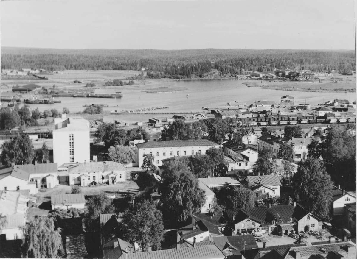 Mikkeli. Kuvattu 1950-luvulla Naisvuoren näkötornista itään. Keskellä lääninsairaala. Taustalla Saimaata.