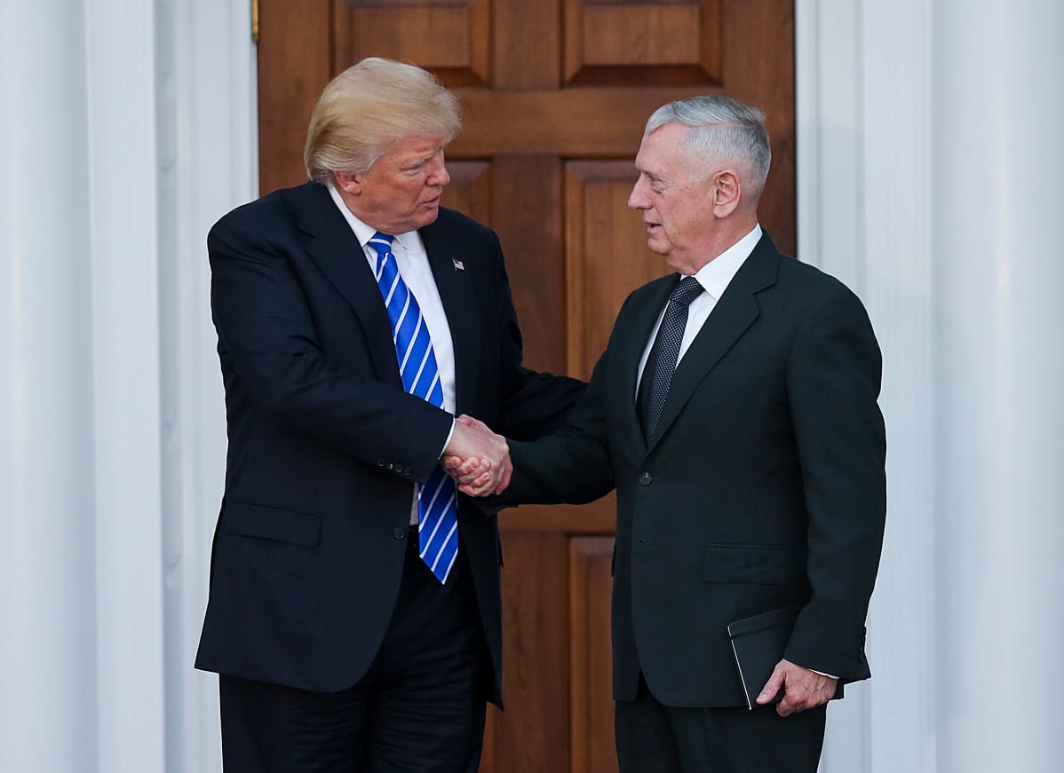 Donald Trump kättelee James Mattisia.