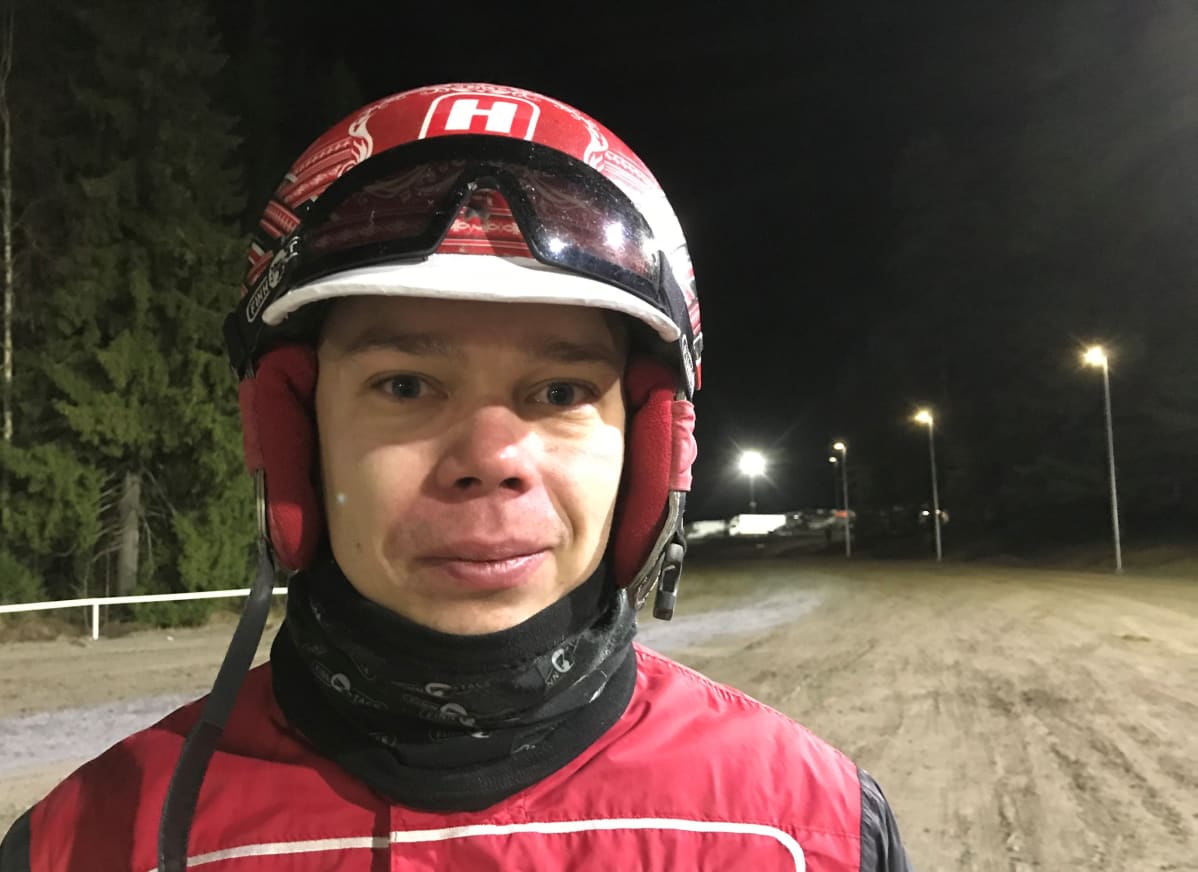 Santtu Raitala valittiin vuoden raviohjastajaksi 2019. Mikkelin uusitun radan avauskilpailussa Raitala nappasi kaksi lähtövoittoa.