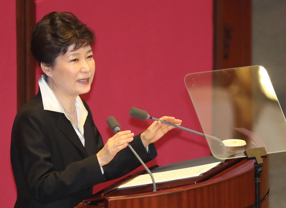 Presidentti seisoo puhujapöntössä Etelä-Korean kansalliskokouksessa. Taustalla punainen seinä.