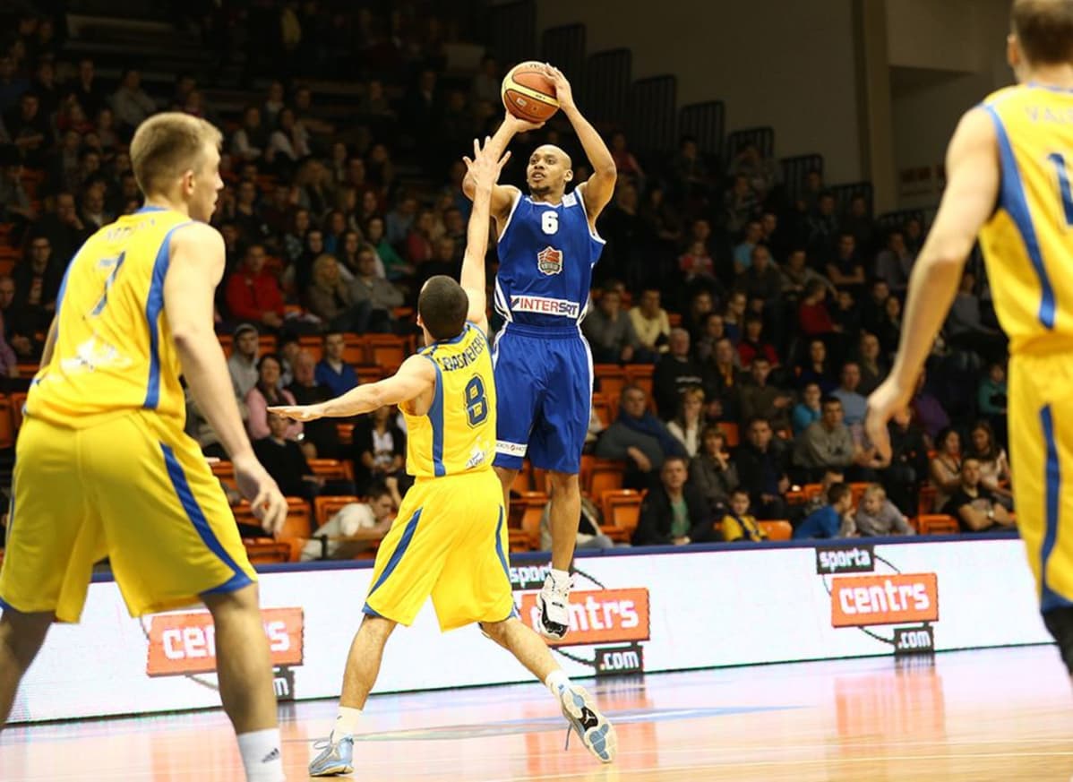 Joensuun Katajan Johnell Smith nousee heittoon BK Ventspilsia vastaan Euro Challenge -ottelussa.