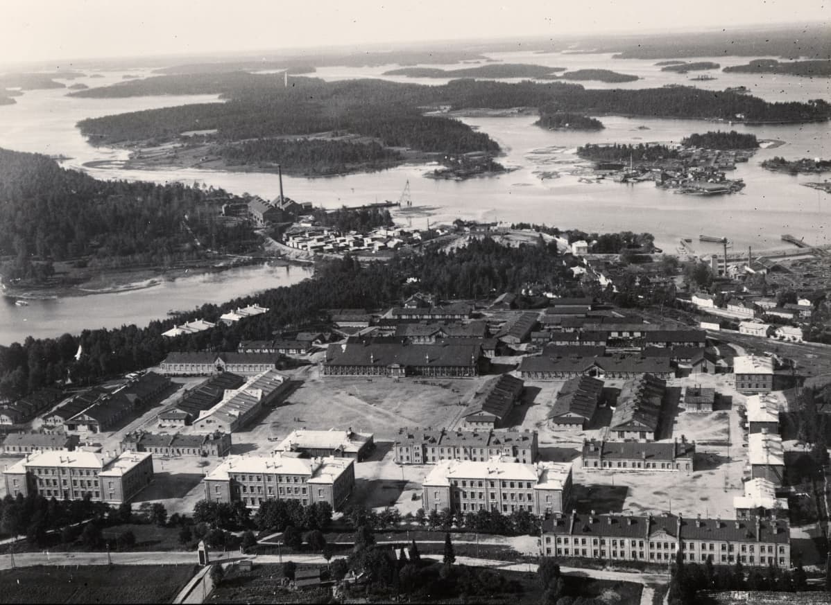 Ilmakuva ratsuväkiprikaatin kasarmialueen yli Saimaalle 25.8.1925.