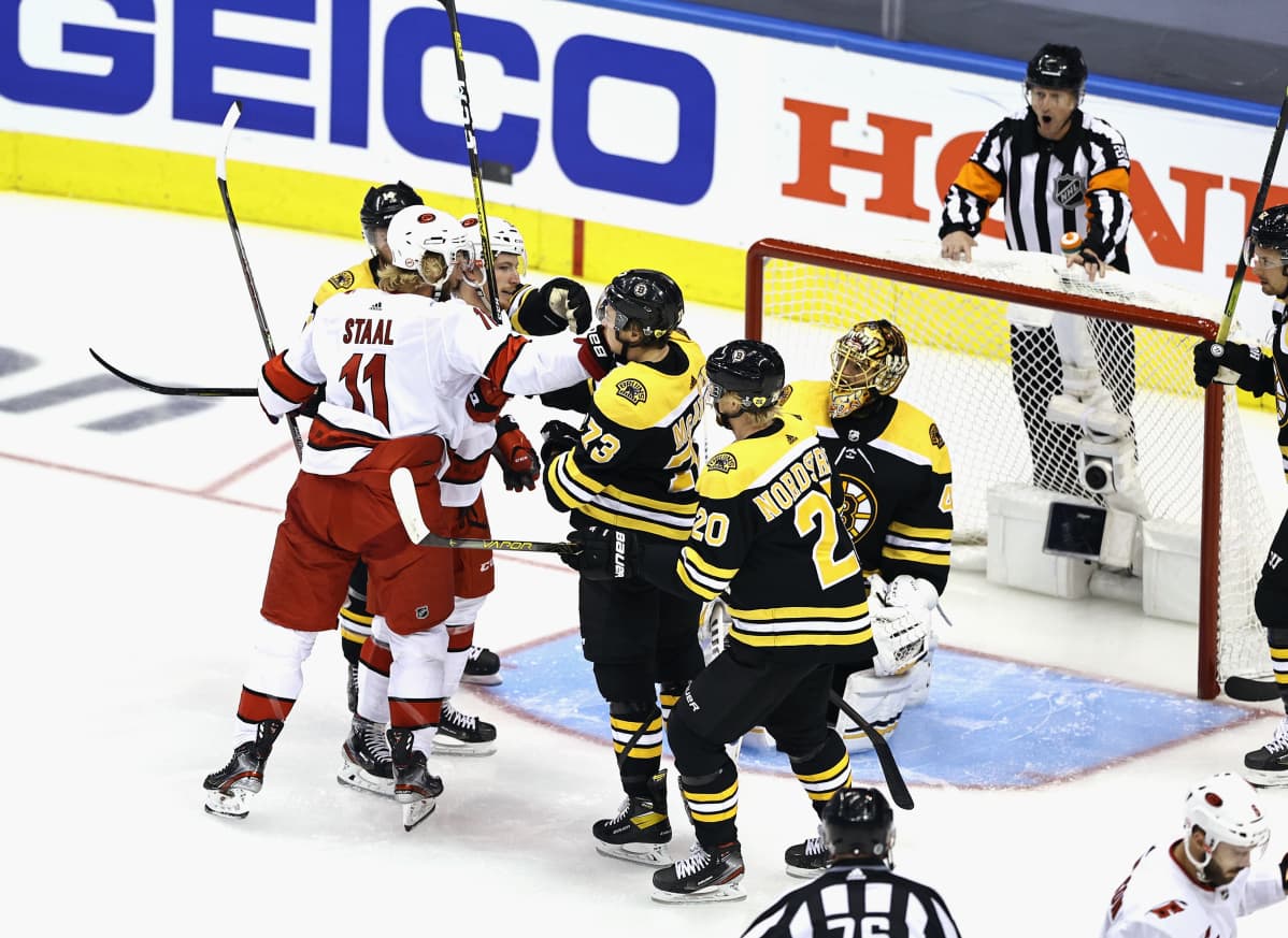 Kuva Boston Bruinsin ja Carolina Hurricanesin ottelusta.