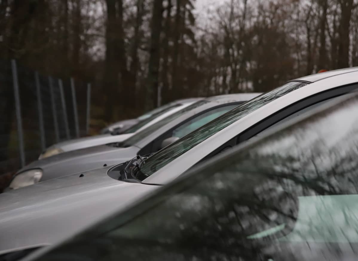 Autoja parkissa Turun Ruissalossa.