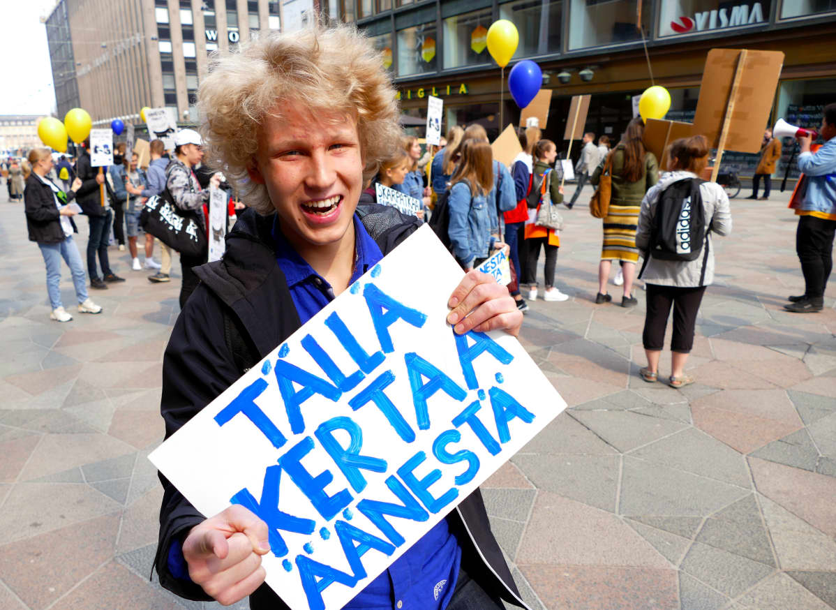 Lukiolainen äänestysmarssilla Helsingissä.
